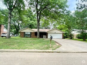 Building Photo - 444 Holly Hedge Dr