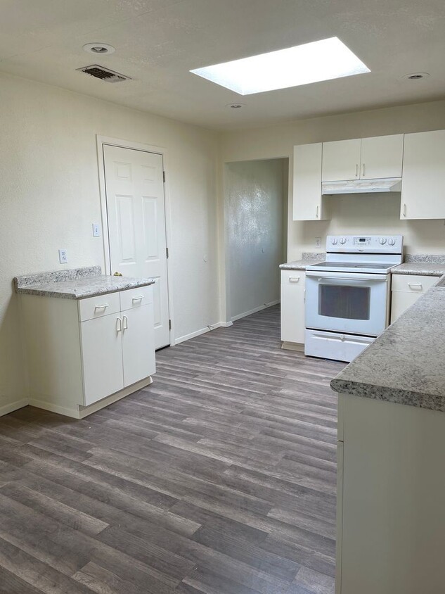 Primary Photo - 3 br, 1 bath House - 301 S Sycamore (405)
