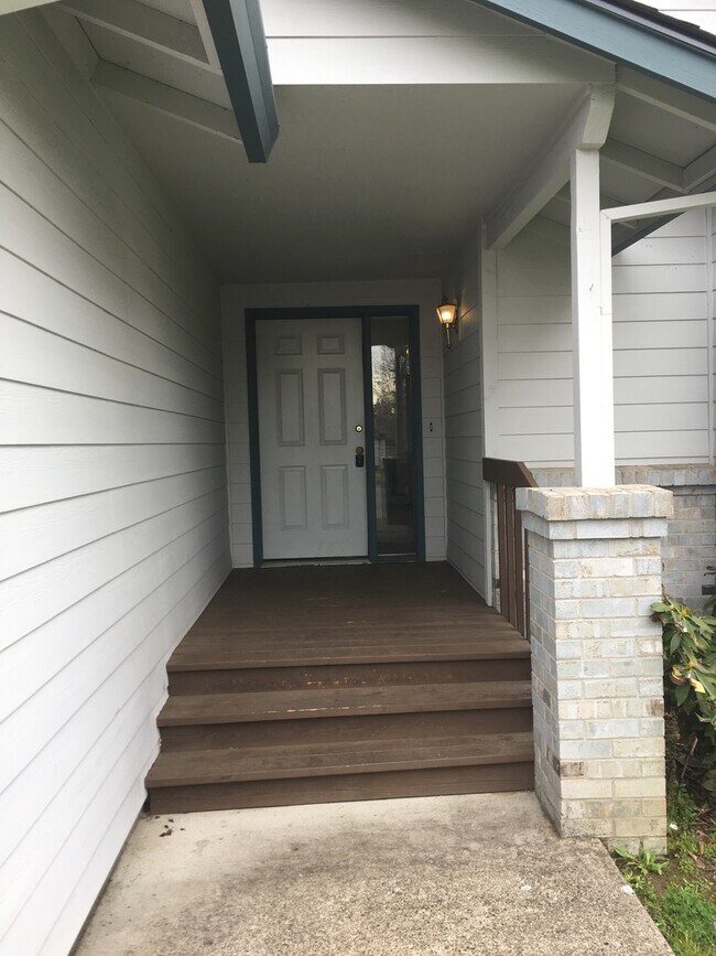 Building Photo - 3 Bedroom/2 Bathroom Ranch Style Home In D...