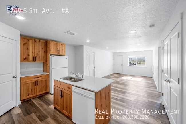 Building Photo - 3 Bedroom 1 Bath Apartment - Fiber Internet