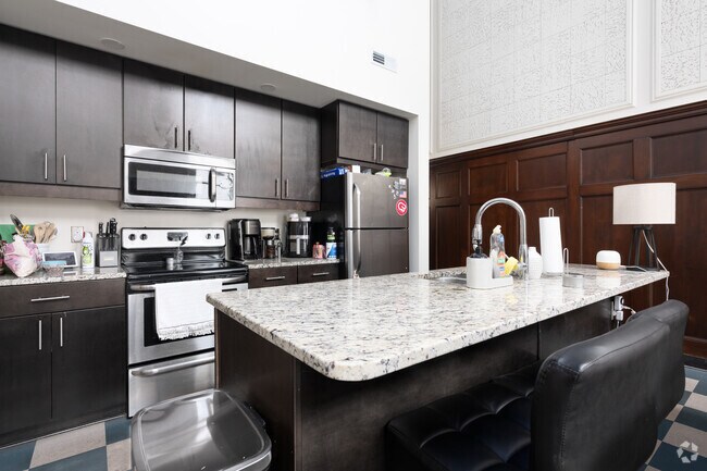 2 habitaciones, 2,5 baños - 1035 pies cuadrados - Cocina - 50 West Fourth Residences