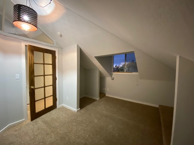 Building Photo - 2111 Vine St