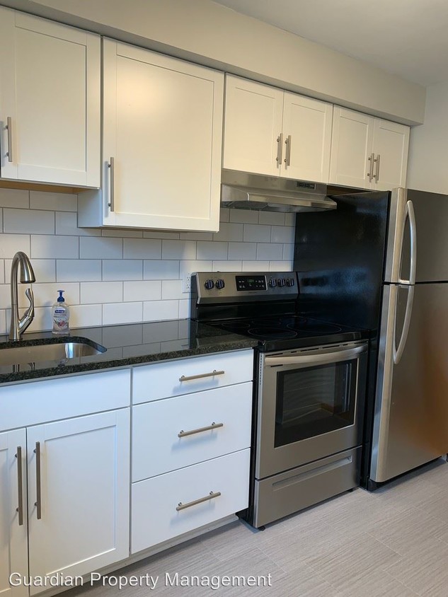 Primary Photo - 636 Larpenteur Ave W