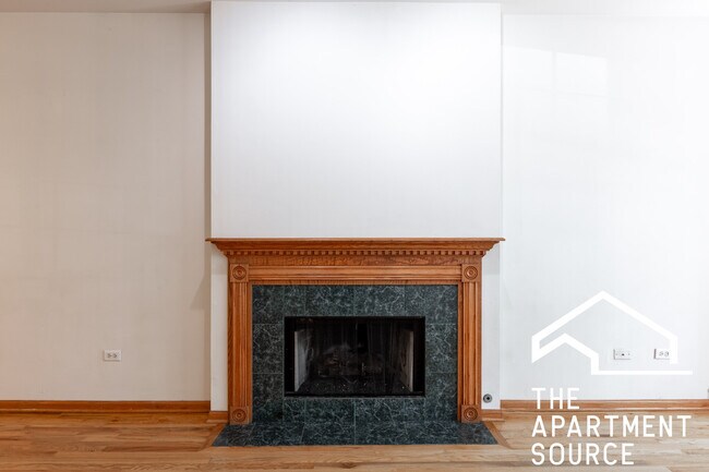 Building Photo - 920 N Paulina St