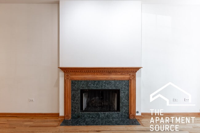 Building Photo - 920 N Paulina St