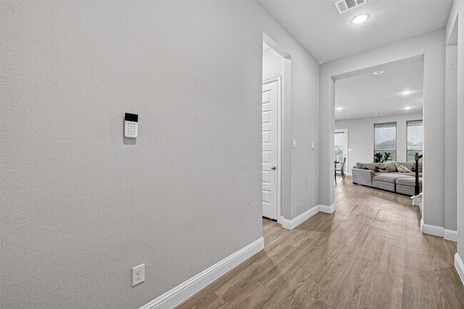 Building Photo - 6506 Tiburon Lakes Dr