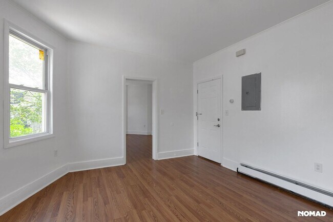 Foto del edificio - Spacious 4BR Apartment in Newark