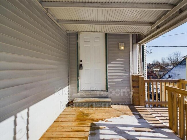 Building Photo - 383 Zeller Ave