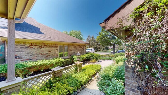 Building Photo - 18182 Blue Heron Dr