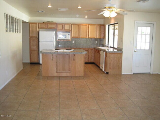Foto del edificio - “Spacious 4-bedroom home with private pool in prime Tempe location!”