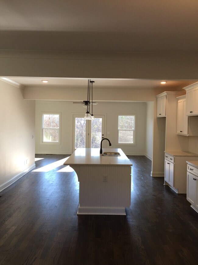 Building Photo - Luxury Town Homes