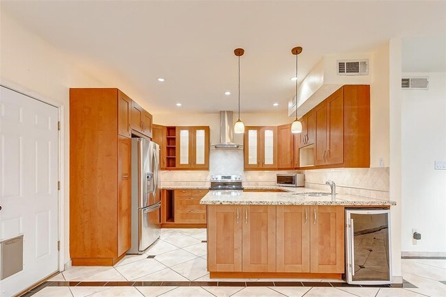 Building Photo - 7350 Kirby Dr