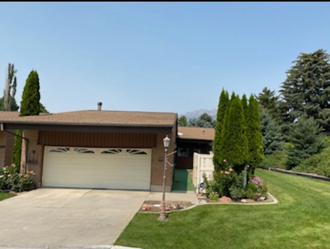 Building Photo - 2723 Country Club Dr