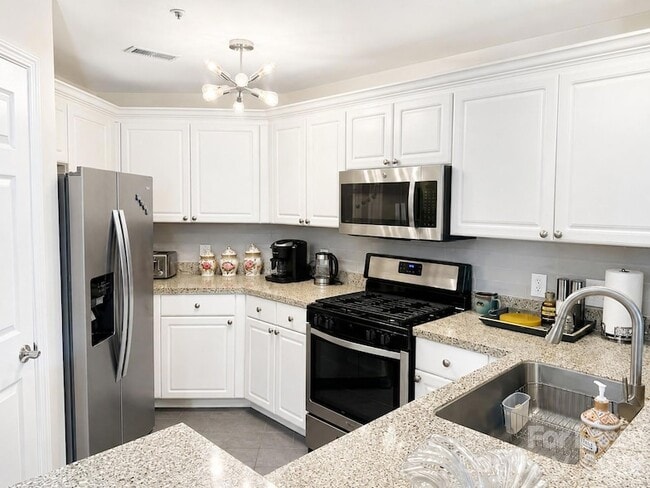 Building Photo - 18015 Kings Point Dr