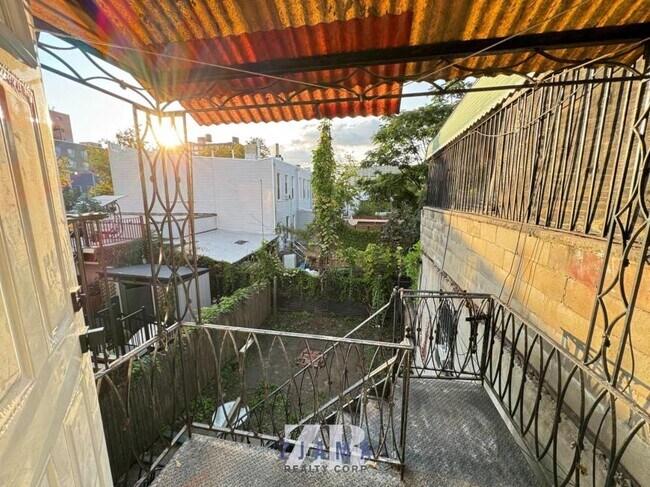 Foto del edificio - 3 bedroom in BROOKLYN NY 11232