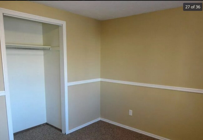 Foto del edificio - Spacious 5 bed 2 bath Home with TONS of St...