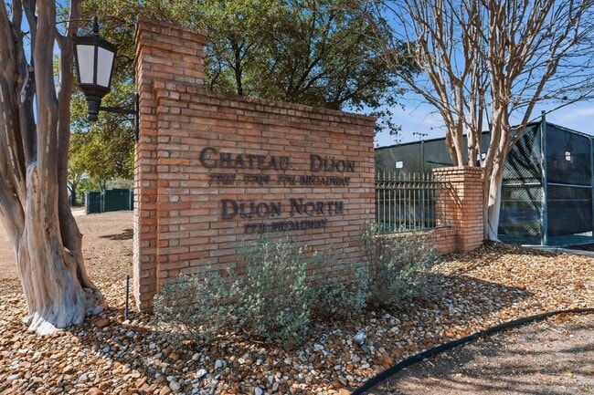 Building Photo - Rare rental: Chateau Dijon 1/1 in Alamo Heights