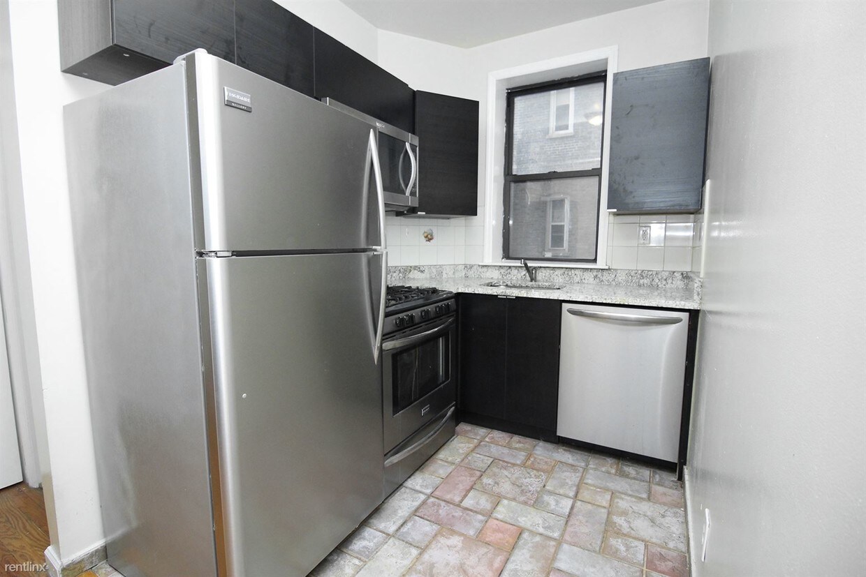 3 br, 1 bath 4004 36th Ave 2F Condo for Rent in Astoria, NY
