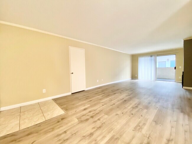 Building Photo - 10825 Blix St
