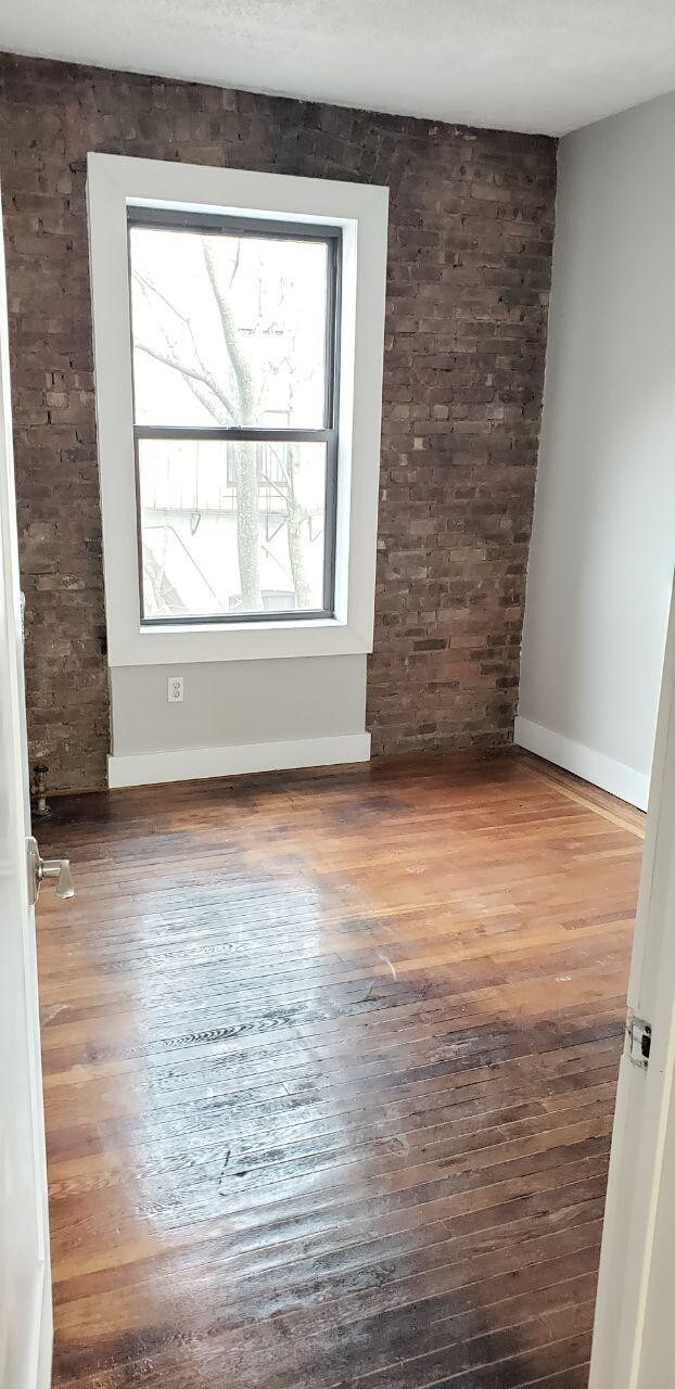 Building Photo - 657 E 21st St