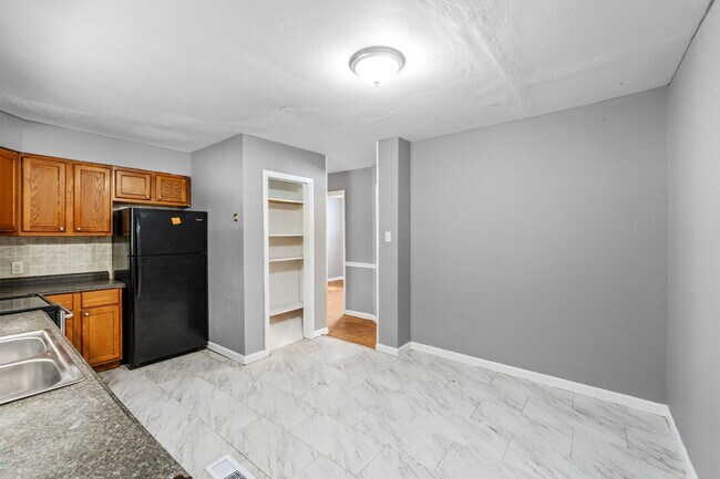 Building Photo - Move-in ready Single-Family Home for Secti...