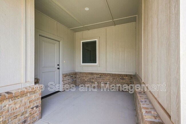 Building Photo - 10912 Oak Hollow Dr
