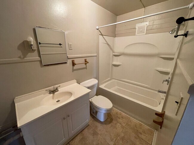 Building Photo - Centrally Located 3 bedroom home *Section ...