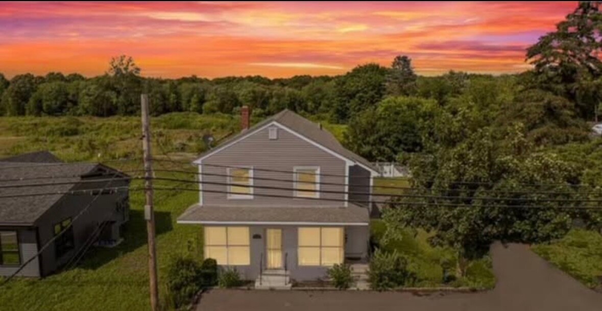 Foto principal - 1550 Fall River Ave