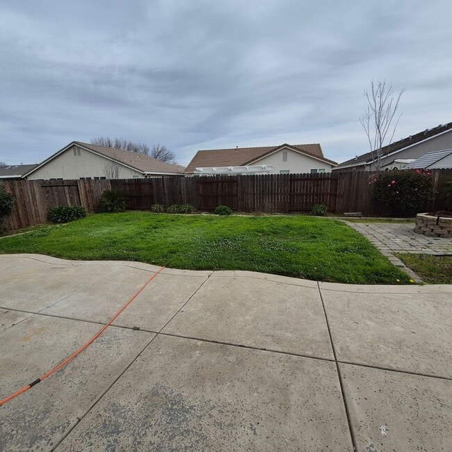 Building Photo - New Flooring throughout; Nice Elk Grove 3 bedroom home! Single story