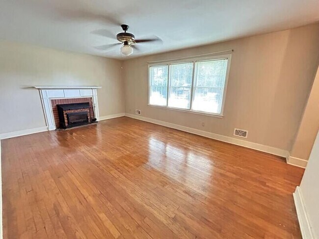 Photo - 317 Clarendon Dr House