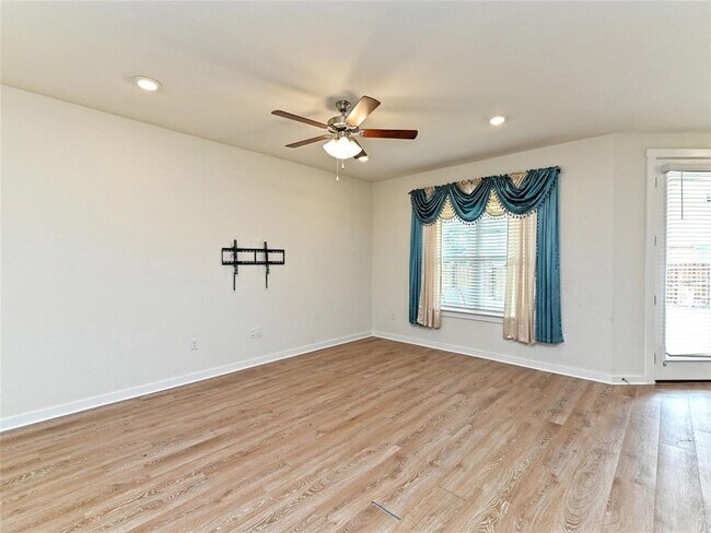 Building Photo - 2432 Rosette Ln