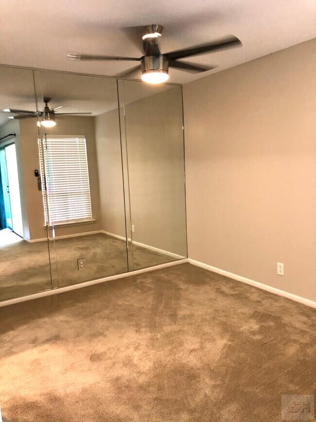 Foto del edificio - 1726 Broadway Avenue J