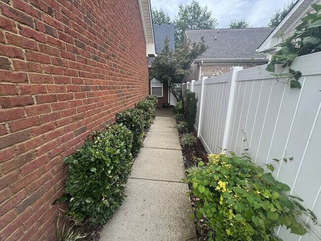 Foto del edificio - 2138 Cason Ln