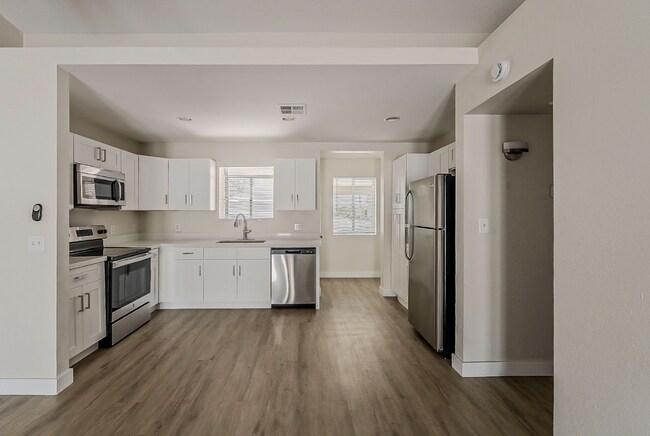 Foto del edificio - Beautifully remodeled 3bed/2ba Townhome - Ask about our Move-in Specials