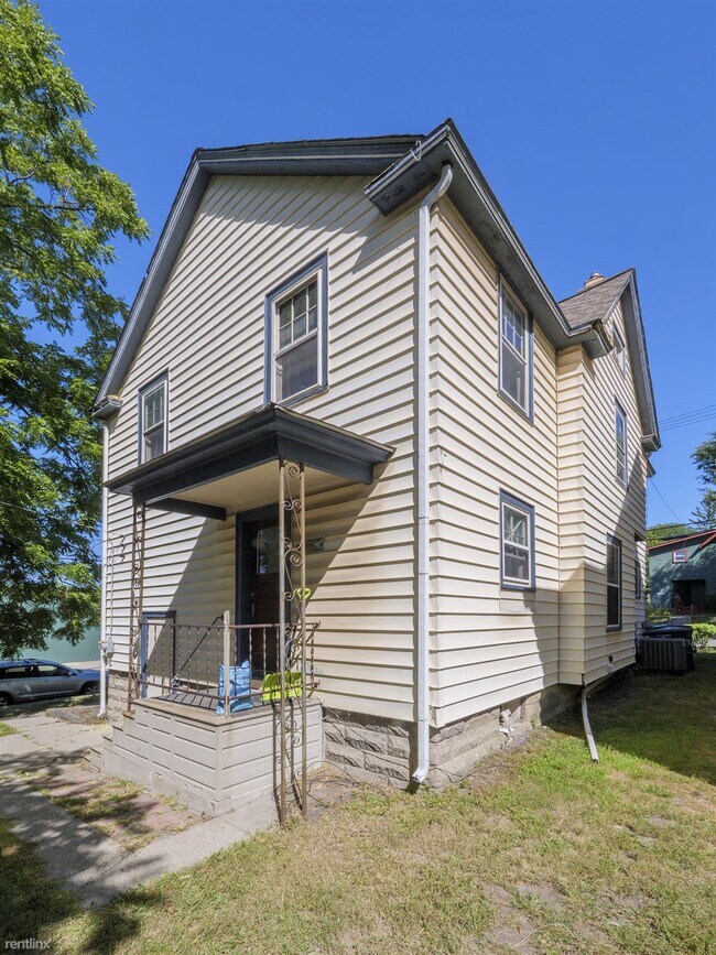Building Photo - 302 E Madison St