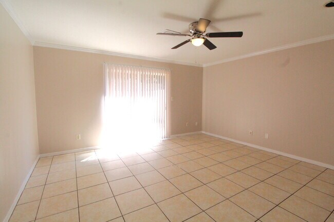 Foto del edificio - Charming Townhome with Fireplace & Fenced ...