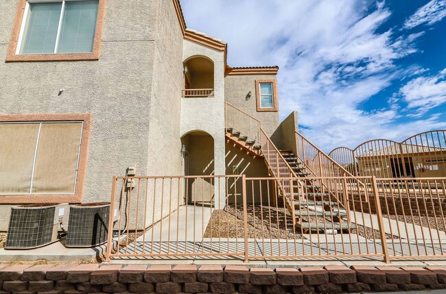 Building Photo - Upstairs condo Russell & Mountain Vista