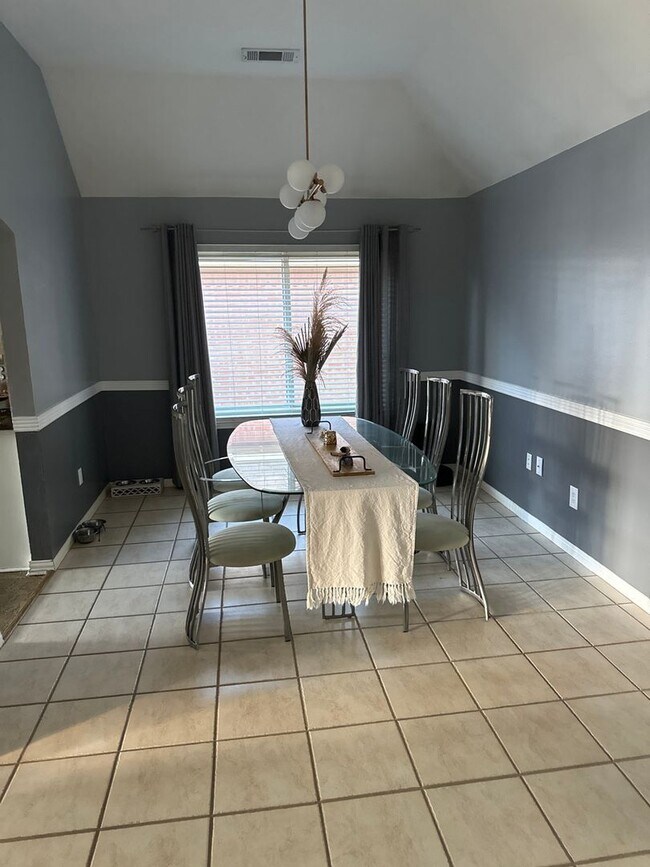 Foto del edificio - 4 Bedroom Single Family Home in Humble