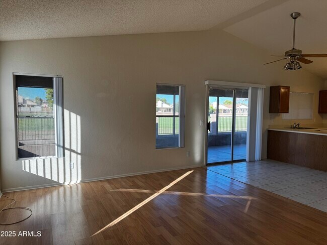 Foto del edificio - 10830 W Diana Ave