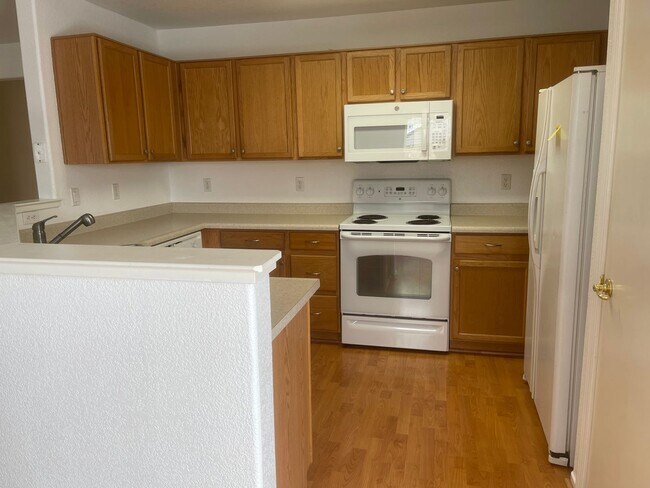 Foto del edificio - RENT REDUCED  3 bedroom home with  excelle...