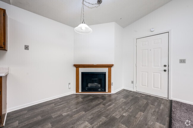 The Mantle - Dining Room - Ashton Lake Apartments