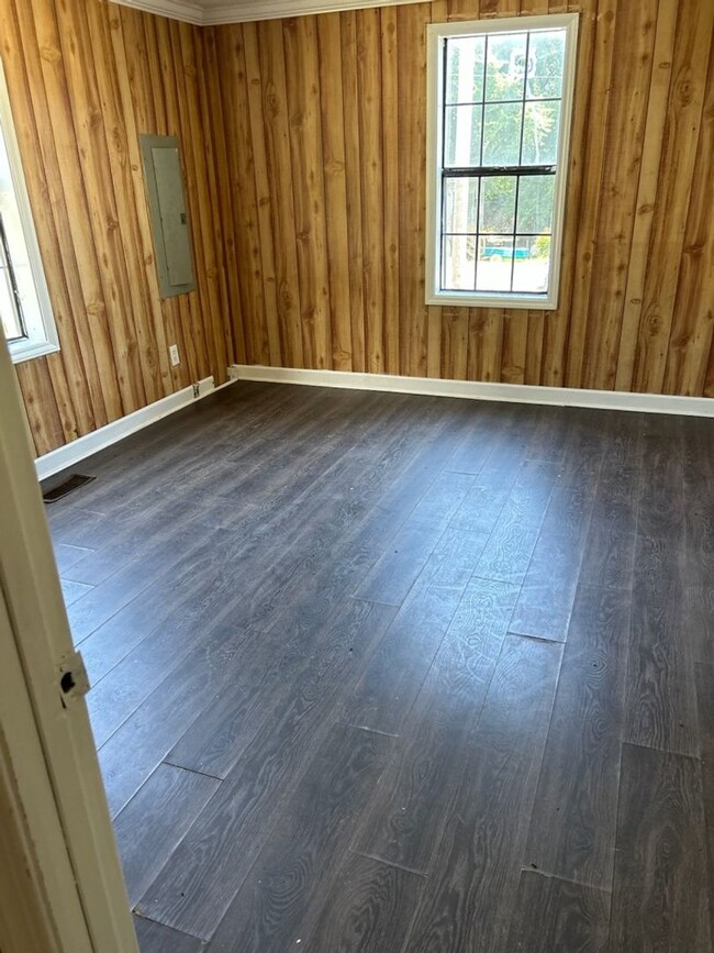 Building Photo - 2 Bedroom 1 Bath Home Available in High Po...