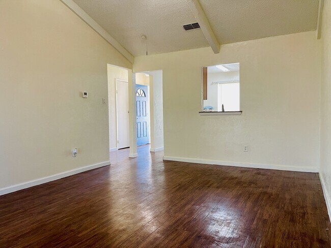 Foto del edificio - 3400 Pleasant Valley Ln