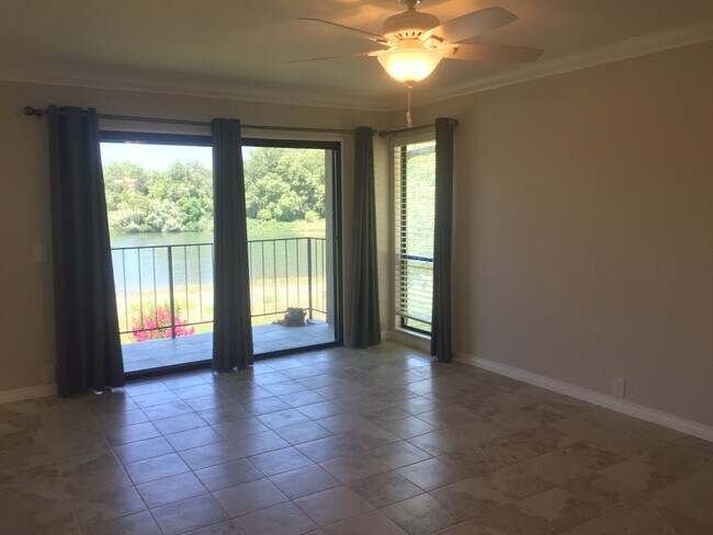 Foto del edificio - 1015 Lakeside Dr