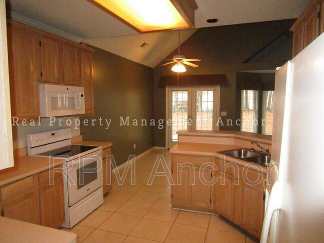 Building Photo - 616 Redbud Ln