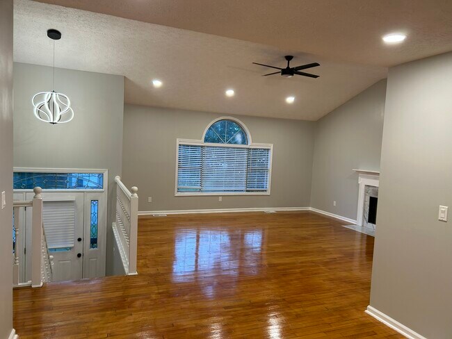 Duplex Upper Level Rental- Family Room - 345 Ashland Manor Dr