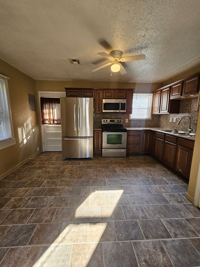 Foto del edificio - (2) Bed/(1) Bath Avail NOW!