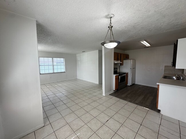 Foto del edificio - Move-In Ready 4-Bedroom Home with Great Ba...