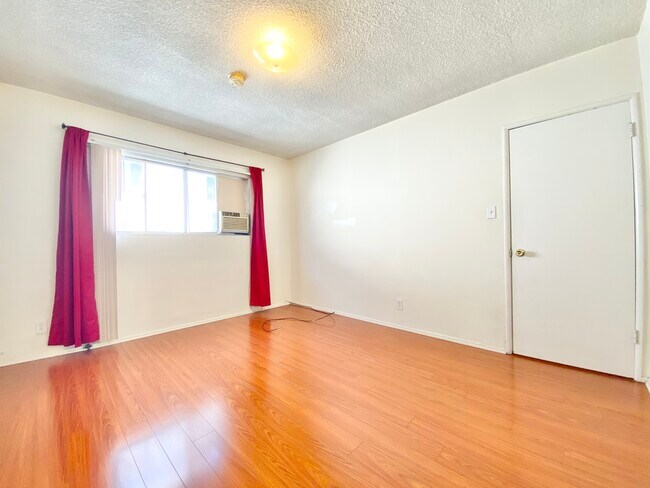 Building Photo - 4707 Beverly Blvd