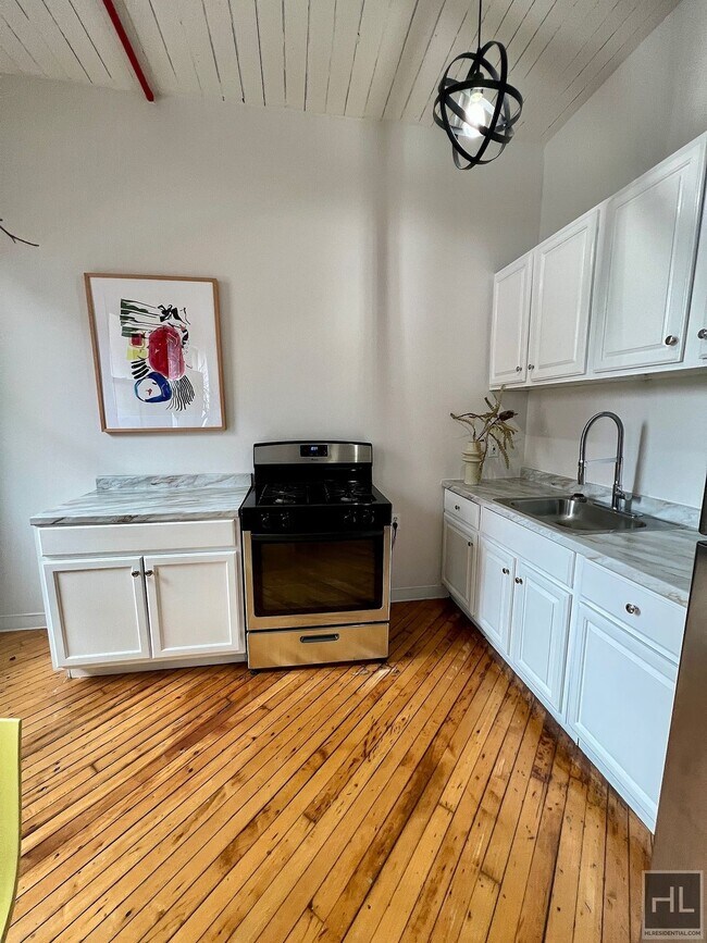 Foto del edificio - Clock Tower Industrial Loft Studio w/ Pool, Sauna, Rooftop Greenhouse & More Near South Bronx Wat...